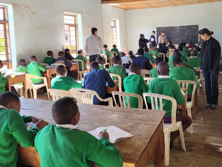 Studenti in divisa verde in aula al Saint Joseph VTC