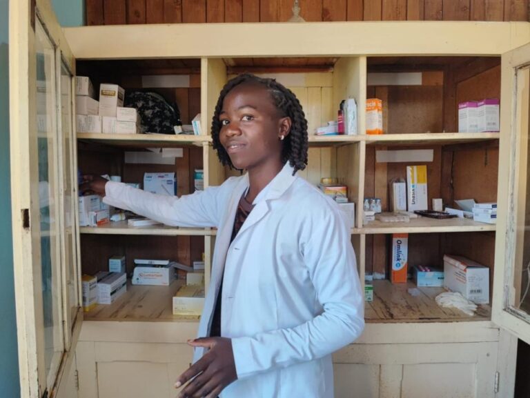 Operatrice del dispensario di Wasa davanti agli scaffali dei medicinali