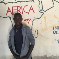 Emmanuel davanti al murale dell’Africa con Wasa