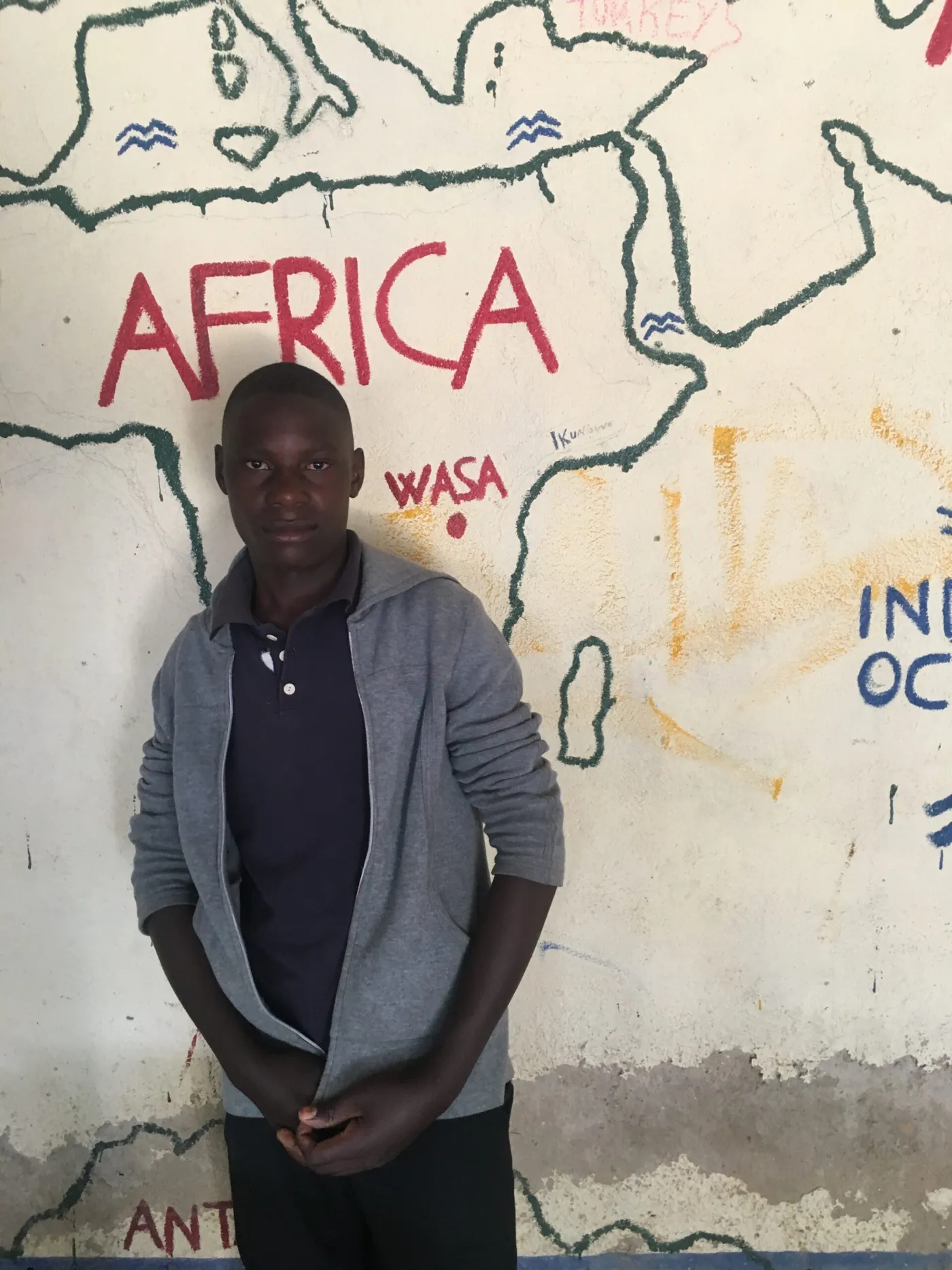 Emmanuel davanti al murale dell’Africa con Wasa