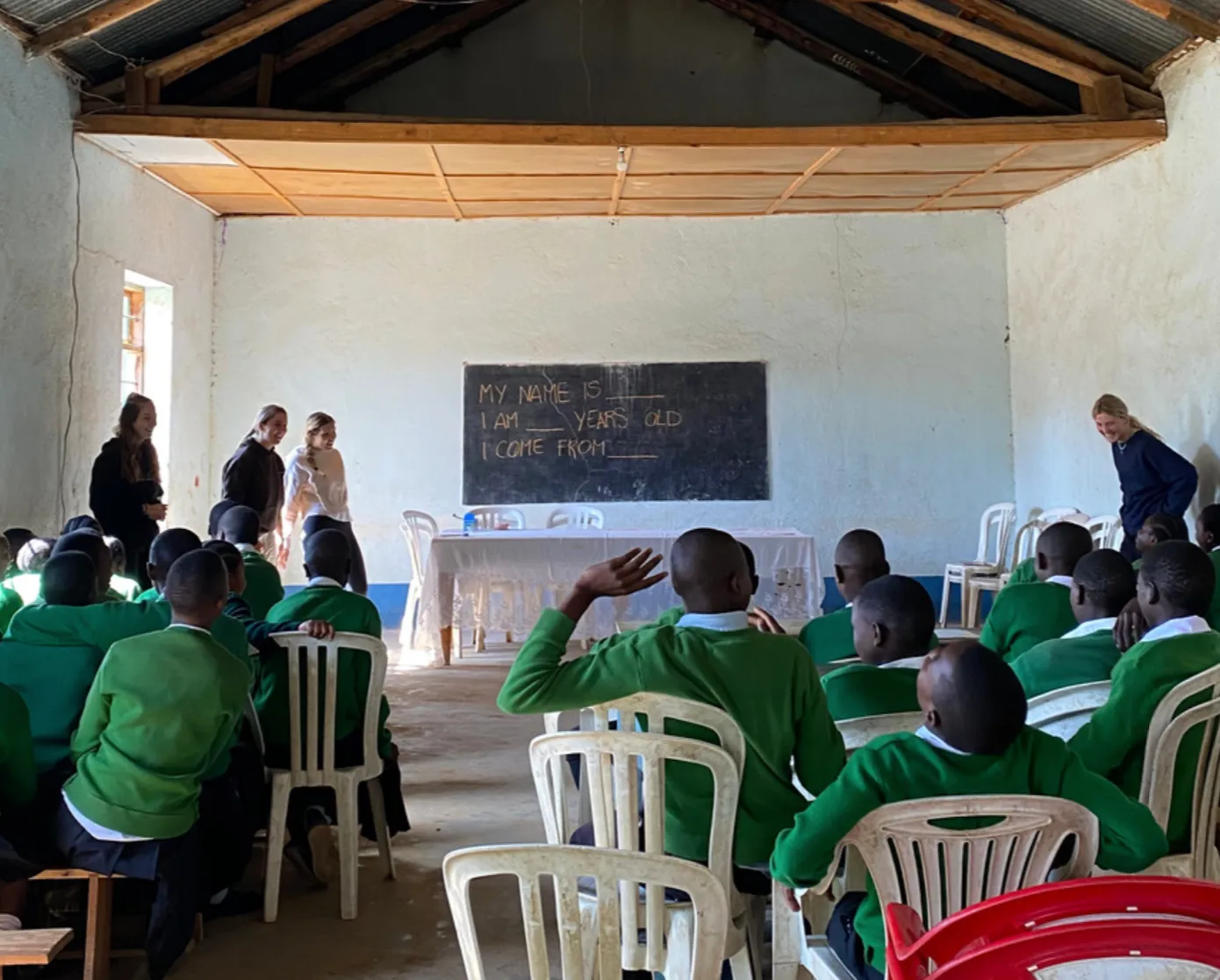 Studenti del Saint Joseph VTC in aula durante una presentazione