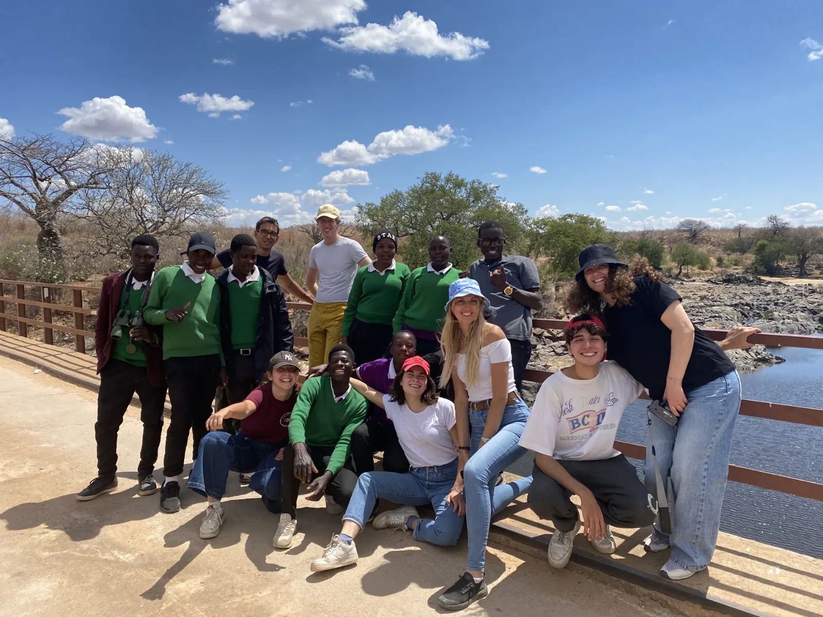 Volontari di Students for Humanity con gli studenti di Wasa